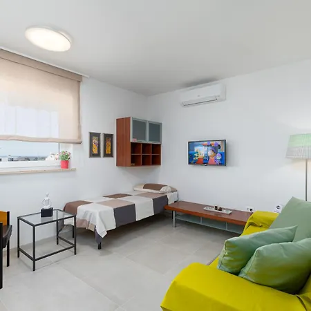 Maya With Sea View شقة *